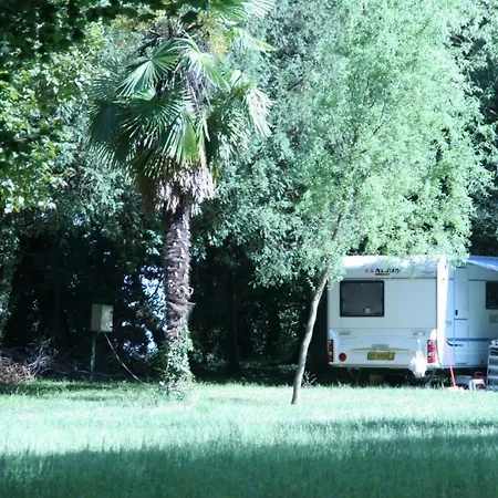 阿奎莱亚露营酒店 营地 *