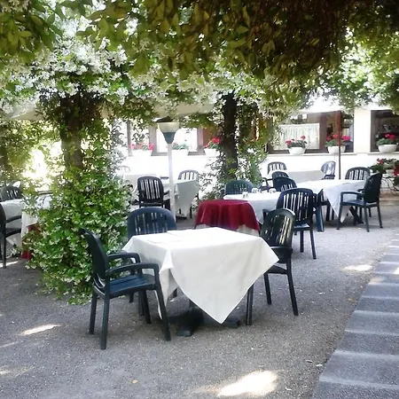 阿奎莱亚露营酒店 营地 *